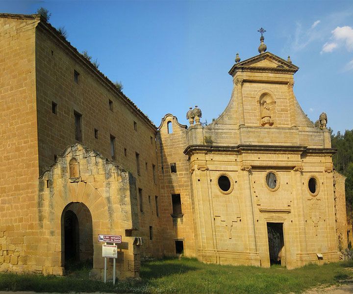 Lai iglesia conserva una fachada impactante con interior en ruinas. Data de 1795.